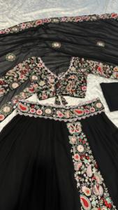 Ensemble Lehenga Choli élégant pour femmes pour les fêtes et les occasions spéciales Vêtements de dames incontournables pour les magasins de vêtements indiens et pakistanais - Product Image 5