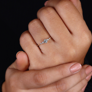 Anillo de Compromiso con Diamante Cultivado en Laboratorio, Corte Redondo y Delicado, Engastado en Garras, en Oro Amarillo para Mujer - Product Image 2