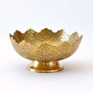 ชามทองเหลืองสลักขอบดอกไม้และโครงสร้างที่หรูหราออกแบบมาสำหรับห้องสวดมนต์หรือการต้อนรับแบบดั้งเดิม - Product Image 3