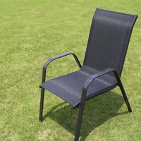 Chaise d'extérieur empilable moderne et minimaliste en maille avec accoudoirs et dossier en fer forgé pour patios, salons de thé et cafés