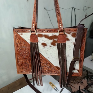 กระเป๋าโท้ทหนังวัวสไตล์ตะวันตก - Product Image 2