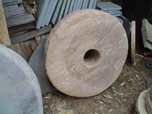 Grand stock de meules en pierre entière modernes récupérées pour les paysages de jardin extérieurs - Product Image 3