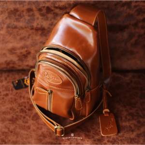 Exclusivo Bolso Bandolera de Cuero Vintage Hecho a Mano, Mochila Cruzada Resistente con Bolsillos con Cremallera Organizados, Artesanía Indonesiana - Product Image 3