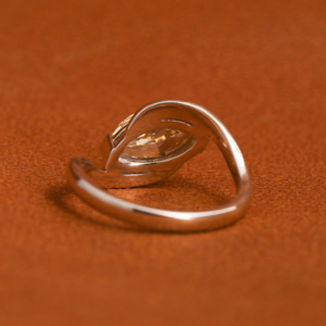 Bague de mariage élégante en or massif 14KT avec diamant jaune taillé en marquise et pavé de diamants cultivés en laboratoire, design tendance, style classique - Product Image 3