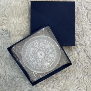 Placa de Selenita Natural Pulida al Mejor Precio, con Símbolos Astrológicos Grabados, Disco de Limpieza Energética de Cristal, Caja de Regalo, Amuleto - Product Image 2