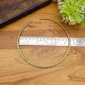 Collier ras du cou en laiton martelé à motif floral : Bijou manchette torsadable doré et argenté pour femme, pièce unique - Product Image 2