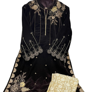 El último traje de Salwar de trabajo de secuencia de bordado de terciopelo de diseñador por Fab Zone - Product Image 1