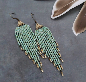 Pendientes de Flecos con Cuentas de Semillas Hechos a Mano, Mágicos y Renovadores, en Múltiples Opciones de Color - Product Image 1