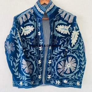 Chaqueta Suzani India Hecha a Mano, Chaqueta Corta Bordada a Mano, Abrigo Unisex, Chaqueta Corta Suzani Hecha a Mano - Product Image 4