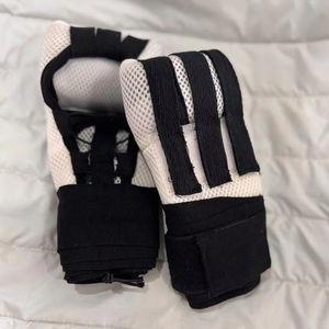 Gants de boxe de haute qualité, couleur unie, fabrication professionnelle en gros, design personnalisé, bandages rapides pour les mains, gain rapide - Product Image 1
