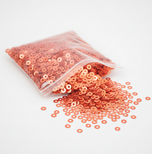 เกล็ดตกแต่งโพลีเอสเตอร์สีส้มแบบเป็นมิตรต่อสิ่งแวดล้อมยี่ห้อ Duzey สำหรับตกแต่งอุตสาหกรรมสิ่งทอ ผลิตเป็นเกล็ดขนาดใหญ่ - Product Image 1