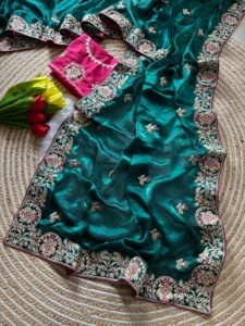 Sari de créateur avec broderie dorée, travail Dori et diamants Zarkan sur toute la bordure et les motifs, accompagné d'un chemisier contrastant - Product Image 2