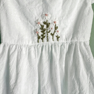 Vestido de lino suave bordado a mano para niñas, estilo informal para el primer cumpleaños de niños pequeños, OEM hecho en Vietnam - Product Image 3