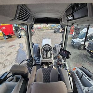 Tractor agrícola de ruedas Valtra 240HP 4WD con engranaje de motor-Multifuncional de alta productividad a la venta - Product Image 3