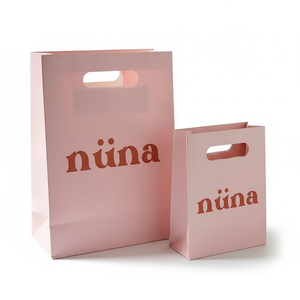 Sacs cadeaux écologiques en papier blanc recyclable faits à la main de luxe avec un design marbré et une poignée de longueur de main pour les chaussettes, les chaussures et les vêtements - Product Image 2