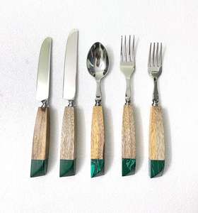 Juego de Ensaladera de Metal para Servir Alimentos y Ensaladas con Mango de Madera y Resina, Servidor de Ensalada de Acero Inoxidable, Accesorios Modernos para la Cocina - Product Image 3