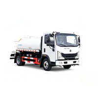 Camion balayeuse à réservoir d'eau SINO TRUCK HOWO 5000L (1 100 gallons) 4x2