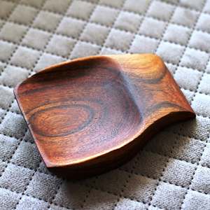 Portacucharas de Acero Inoxidable Blanco con Bandeja de Madera, Reposacucharas Personalizado, Color Personalizado, Hecho a Mano, Ecológico, Apto para Lavavajillas - Product Image 2