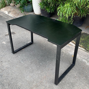 Escritorio para Juegos GD68008 de Madera de Caucho de 120x70cm con Revestimiento de PU Negro y Patas de Hierro, Requiere Ensamblaje - Product Image 4