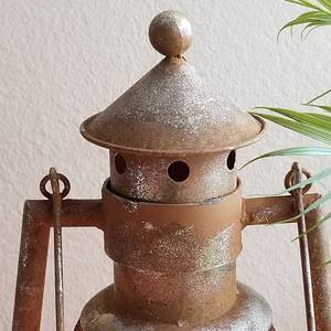 Faroles de metal de malla metálica con aspecto vintage que nos recuerdan que incluso una pequeña luz puede iluminar la noche más oscura. - Product Image 6