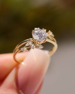 Bague de fiançailles en or CZ coupe ronde de 7mm avec marquise et grappe de pierre latérale ronde bijoux d'anniversaire de mariage de mariée - Product Image 1