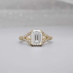 Anillo de compromiso con corte esmeralda de vástago dividido certificado IGI, banda pavé y halo oculto de diamantes - Product Image 1