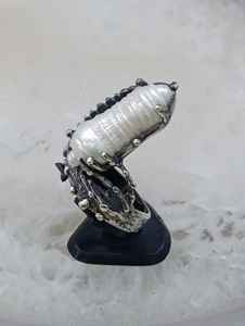 แหวนเงิน 925 ดีไซน์ดอกไม้ทำมือประดับอเมทิสต์ – เครื่องประดับหรูหราเคลือบทองและสีดำ - Product Image 3