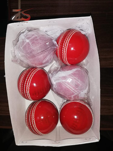 Bolas de bate de críquet deportivas de bolos rojo y blanco de cuero de primera calidad al por mayor, cinta dura de críquet con logotipo personalizado, pelotas de mano de murciélago - Product Image 4