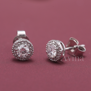 Boucles d'oreilles clous Avina Jewels avec diamant de laboratoire certifié IGI, monture halo, or massif 18 carats plaqué rhodium, taille brillant, design minimaliste - Product Image 2