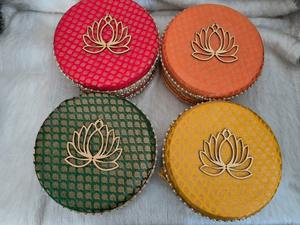 Boîte décorative en acier indienne faite à la main pour contenir des fruits secs et sucrés, boîte à bijoux, cadeau de retour pour la fête de Mehendi Sangeet, faveur - Product Image 4