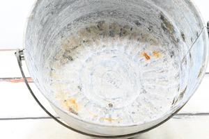 Jardinière galvanisée classique personnalisée à l'antique pour la maison, le jardin et la décoration Jardinière de sol en seau en métal galvanisé - Product Image 3