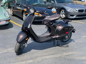 Nueva <span class=keywords><strong>Vespa</strong></span> <span class=keywords><strong>946</strong></span> Horse Edition 2026 para ensamblar - Nueva motocicleta scooter-moped - Product Image 1