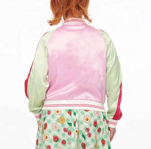 Vente en gros de vêtements vestes en satin pour femmes veste Letterman en satin pour baseball, collège et école - Product Image 2