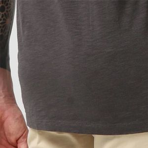 "Camiseta flameada Vintage para hombre: Ajuste clásico, tela de textura suave, aspecto elegante relajado" - Product Image 6