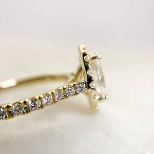 Bague de fiançailles Moissanite coupe ovale 7x9mm | Halo avec bande pavée | OEM de bijoux fins de mariage en argent doré - Product Image 3