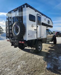 รถบ้านแบบป๊อปอัพสำหรับรถกระบะตอนเดียวตัวถังไฟเบอร์กลาสน้ำหนักเบา เหมาะสำหรับการเดินทางแบบออฟโรด 4x4 รถใหม่ 4x4 สำหรับขาย - Product Image 1