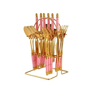 Juego de Cubiertos de Lujo con Acabado Dorado y Mango Rosa para una Elegante Decoración de Mesa y para Regalo, Hecho a Mano en India - Product Image 3