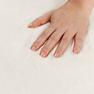 Tapis en fausse fourrure douce DarianA Moonbeam Ivory, antidérapant avec support TPR, fabriqué à la machine, tapis d'intérieur en peluche, certifié OEKO-TEX, respectueux de l'environnement - Product Image 5