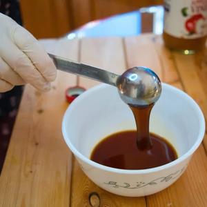 Salsa de Ostras 100% Natural en Práctica Botella PET, Color Marrón, para Cocinar con Ingredientes Líquidos, con un Sabor Dulce y Salado - Product Image 1