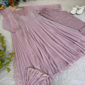 Ensemble de robe exclusive en georgette renard 3 pièces avec broderie à la main, Golden Gotta Dupatta et bas - Product Image 2