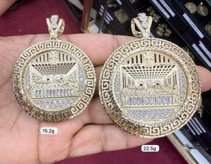 Colgante Redondo de Oro Amarillo de 10K con Diseño de la Última Cena, Ideal para Fiestas y Eventos - Product Image 3