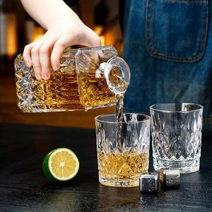 Elegante Set di Whisky in cristallo da 5 pezzi da 900ml Decanter e 4 bicchieri da 250ml per bevande perfette - Product Image 3