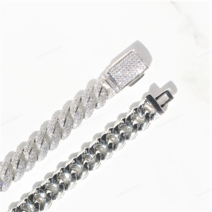 สร้อยคอฮิปฮอปประดับเพชรสีเงิน VVS Moissanite 925ขนาด10มม. สร้อยคิวบาออกแบบได้ตามต้องการสำหรับผู้ชาย - Product Image 3