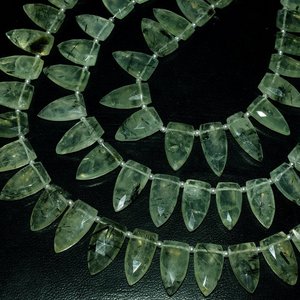 Venta al por mayor de cuentas de piedra de Prehnita con forma de punta de flecha suelta, Briolette facetado verde Natural, tamaños 6mm 8mm 10mm para la fabricación de joyas - Product Image 3