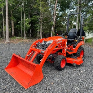 Tracteur de jardin Kubota 4x4 avec accessoire tondeuse, couleur rouge, transmission par engrenages, tracteur multifonctionnel à roues - Product Image 2