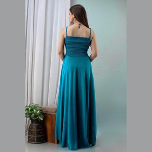 Vestido de fiesta azul cielo de satén estilo imperio con lentejuelas, pedrería y abertura - Product Image 2
