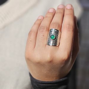 แหวนเงินปรับได้พร้อมหินโอนิกซ์สีเขียวสำหรับงานแต่งงานหรืองานปาร์ตี้ - Product Image 3