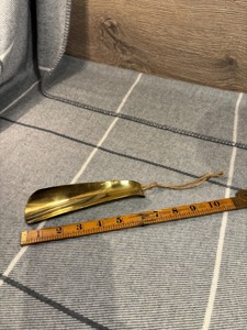 Rehausseur de chaussures en métal doré de forme incurvée de luxe, fabriqué pour faciliter le port des chaussures, avec finition polie et aspect décoratif, en provenance d'Inde - Product Image 3