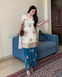 La mejor combinación de colores, alta calidad, bajo presupuesto, bordado de seda Chinon puro, parte superior e inferior con borde de encaje, conjunto Dupatta de Surat - Product Image 5