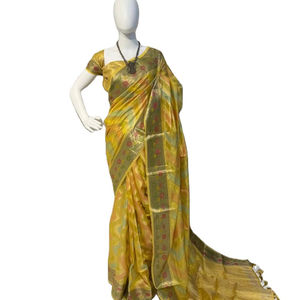 Este elegante Sari para fiesta está hecho de seda suave con diseño de rangkat y favorece tu figura con este sari indooccidental para mujer. - Product Image 1